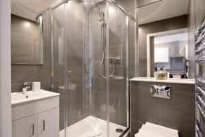格拉斯哥纳尔逊曼德拉广场命运苏格兰公寓的带淋浴和盥洗盆的浴室