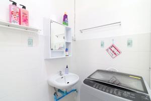 查汶查汶公寓的白色的浴室设有水槽和卫生间。