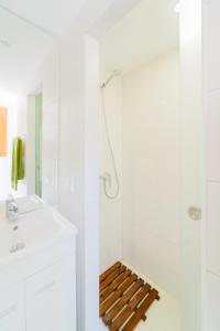 加亚新城Aguda Beach Charming House By PortoProperties4You的带淋浴和盥洗盆的白色浴室