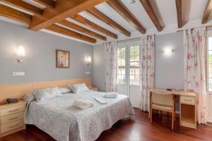 蓬特维耶斯戈维斯戈桥特雷萨酒店的一间卧室配有一张大床和一张书桌