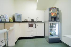 马拉加索利玛酒店的小厨房配有冰箱和微波炉。