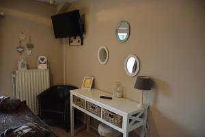Corbion乐瑞拉斯旅馆的一间设有白色桌子和墙上镜子的房间