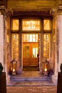阿尔克马尔阿尔克马尔大酒店的建筑物的前门,有两个灯