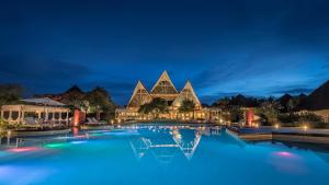 南威Essque Zalu Zanzibar - Life's Perfect - Sometimes的享有度假村泳池的夜景