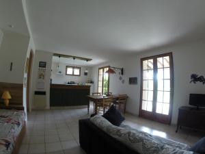 吕奥姆gîte en sud Ardèche的带沙发的客厅和厨房
