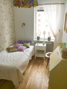 斯德哥尔摩Farsta Bed and Breakfast的一间小卧室,配有床和窗户