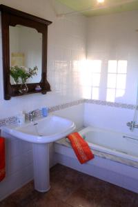 As MiransCasa rural agro da moa的浴室配有盥洗盆和浴缸。