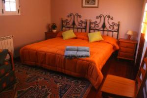 As MiransCasa rural agro da moa的一间卧室配有带橙色床单和黄色枕头的床。