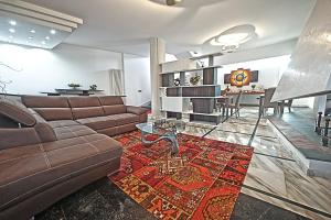 马里纳迪马萨B&BLaTosca的客厅配有沙发和桌子