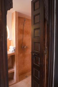 马拉喀什46号摩洛哥传统庭院住宅的带淋浴和门的浴室