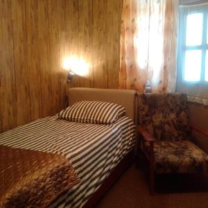 布加勒斯特世博寄宿家庭的卧室配有床、椅子和窗户。