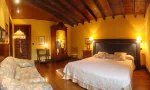 QuijasPosada Andariveles的一间卧室配有一张大床和两把椅子