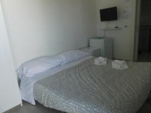 滨海波利尼亚诺Affittacamere Nemo的一间卧室配有一张床,上面有两条毛巾
