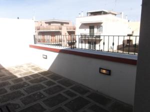 滨海波利尼亚诺Affittacamere Nemo的阳台享有大楼的景致,设有阳台。