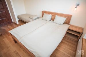 塔尔图Maria 4 Apartment的一张白色大床,配有白色床单和枕头