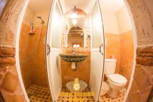Imdiazene巴比伦达德斯旅舍的一间带水槽和卫生间的浴室