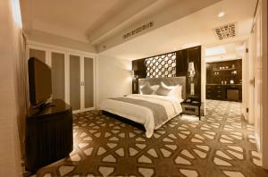 上海上海百乐门精品酒店的一间卧室配有一张床和一台平面电视