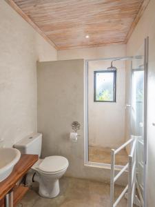 滨海肯顿River Cottage的一间带卫生间、水槽和窗户的浴室