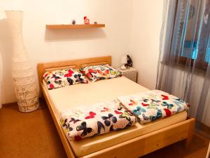 马林斯卡Villa AnaAngela的一间卧室配有两张单人床和花卉图案的床单
