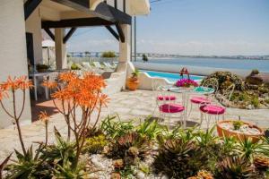 诺瓦海岸Casa do Bico da Biaritz的一个带桌椅的庭院和一个游泳池