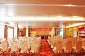 广州广州新华大酒店的建筑里一排椅子的房间
