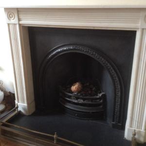切尔滕纳姆Cheltenham Lawn and Pittvile Gallery的壁炉,壁炉在房间内,有黑色壁炉
