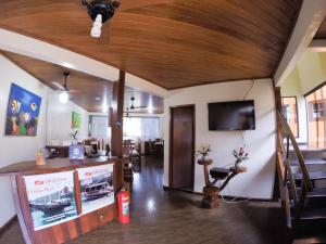 阿布拉奥瑞堪托度萨比亚酒店的客厅设有木制天花板