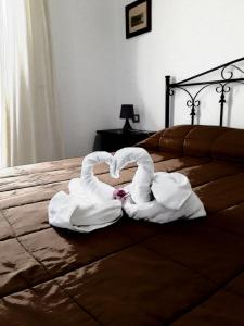 夏卡Sciacca Bed and Breakfast Natoli的两个天鹅在床上心跳