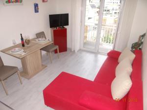 赫瓦尔B&B Buzolic的客厅配有红色的沙发和桌子