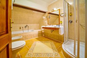 布拉格Josephine Old Town Square Hotel - Czech Leading Hotels的浴室配有卫生间、浴缸和水槽。
