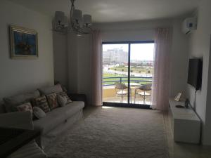 卡帕里卡海岸Paradise的带沙发和滑动玻璃门的客厅