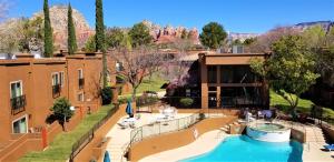 塞多纳Villas of Sedona, a VRI resort的一座带山地游泳池的度假村