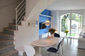 格里莫Maison d'Azur的用餐室以及带桌椅的起居室。