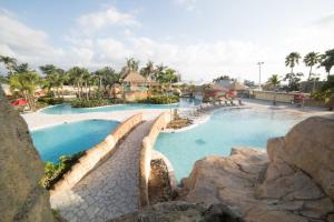马亚圭斯度假村和赌场度假酒店内部或周边的泳池