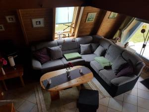 达普Ferienhaus Familie Mischkies的带沙发和咖啡桌的客厅