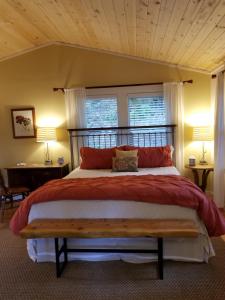Willow CreekChina Creek Cottages的一间卧室配有一张大床和木制床头板