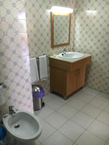 阿尔沃尔Apartamento T1 Quinta Nova - Alvor的一间带水槽、卫生间和镜子的浴室