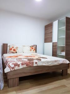 斯特鲁加Venecia Plaza Struga的一间卧室设有一张床和一个书架