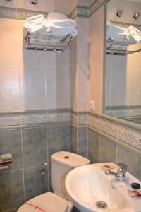 索里亚阿勒瓦科斯旅馆的一间带卫生间和水槽的浴室