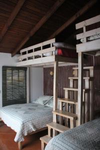 弗鲁蒂亚尔Cabañas Lomas del Lago的一间卧室配有两张双层床和一张床