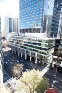 悉尼APX世界广场公寓式酒店的城市中一座大建筑的空中景观