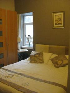 艾尔凯瑞宾馆的一间卧室配有带两个枕头的床和窗户