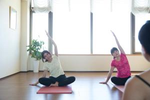 指宿市指宿皇家酒店的一名男子和一个女子在房间里做瑜伽
