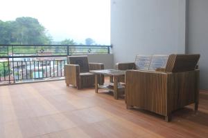 沃诺索博Aurora Guest House的客房设有桌椅和阳台。