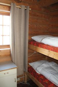 罗恩Fosheim Hytter的小屋设有两张双层床,配有窗户