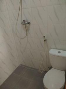雅加达马文尼斯兰达克酒店的带淋浴、卫生间和软管的浴室