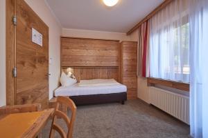 萨尔巴赫加比膳食公寓酒店的一间小卧室,配有床和窗户