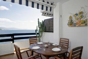 拉海瑞德拉Marina Playa的一间配备有桌椅的海景用餐室