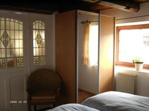 摩尔苏姆Hackerhof-Ostwohnung的一间卧室设有床铺和彩色玻璃窗