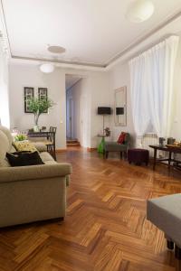 马德里Elegante piso junto al Museo del Prado的带沙发和木地板的客厅